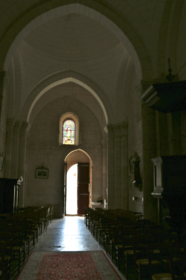 La nef vers le portail de l'église fortifiée Saint Martial. - Saint-Martial-Viveyrol