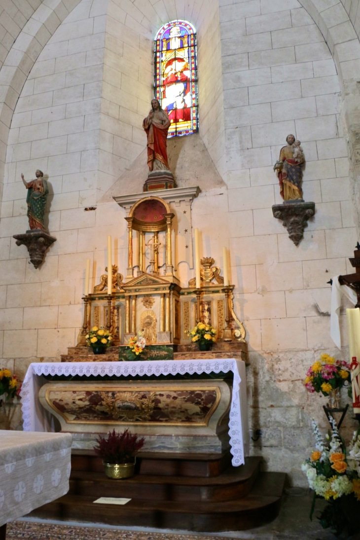 L'autel de l'église fortifiée Saint Martial. - Saint-Martial-Viveyrol