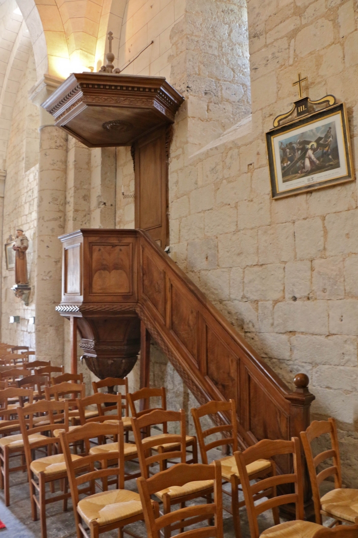 La chaire à prêcher de l'église fortifiée Saint Martial. - Saint-Martial-Viveyrol