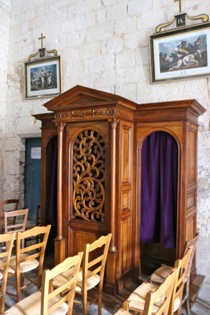 Le confessionnal de l'église fortifiée Saint Martial. - Saint-Martial-Viveyrol