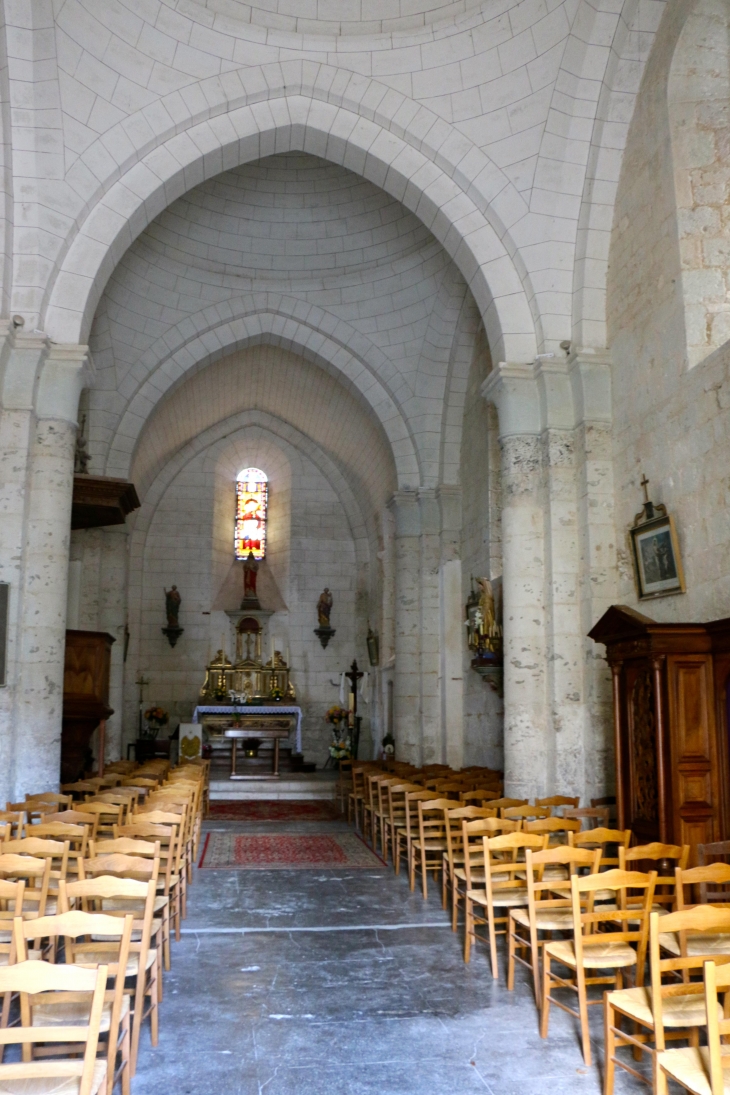 La nef vers le choeur de l'église fortifiée Saint Martial. - Saint-Martial-Viveyrol