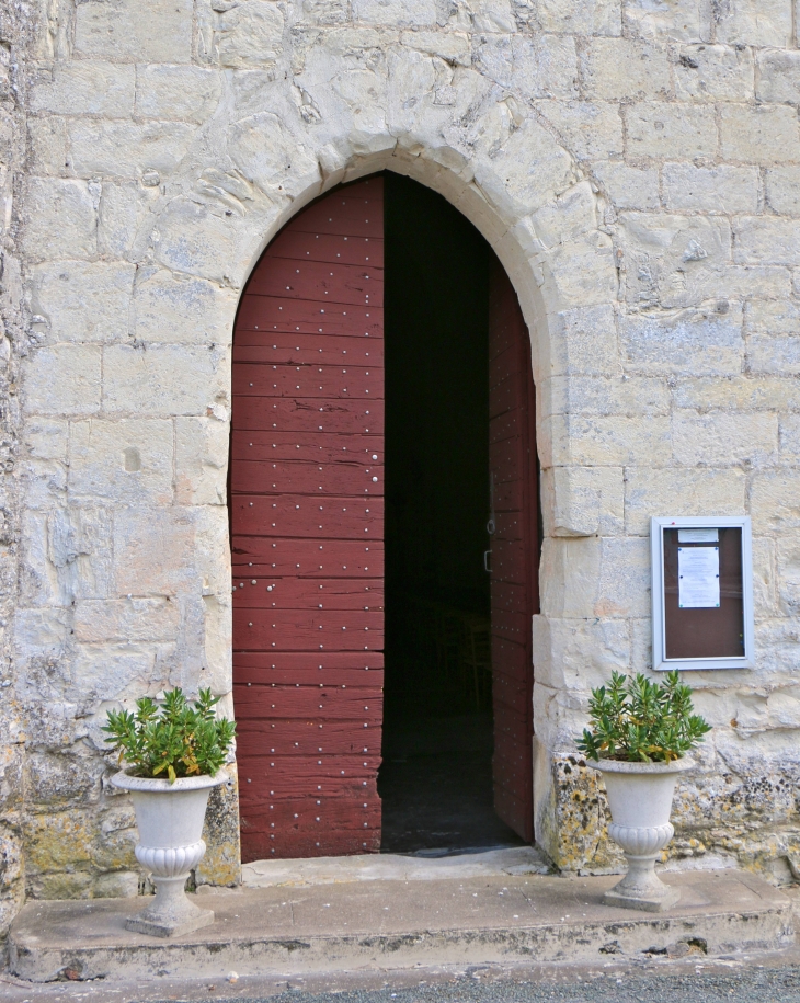 Le portail de l'église fortifiée Saint Martial. - Saint-Martial-Viveyrol