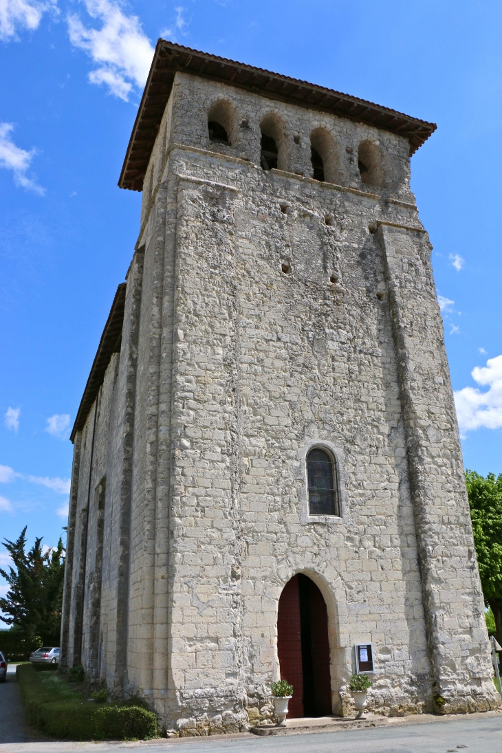 Façade nord-ouest de l'église fortifiée saint Martial. - Saint-Martial-Viveyrol