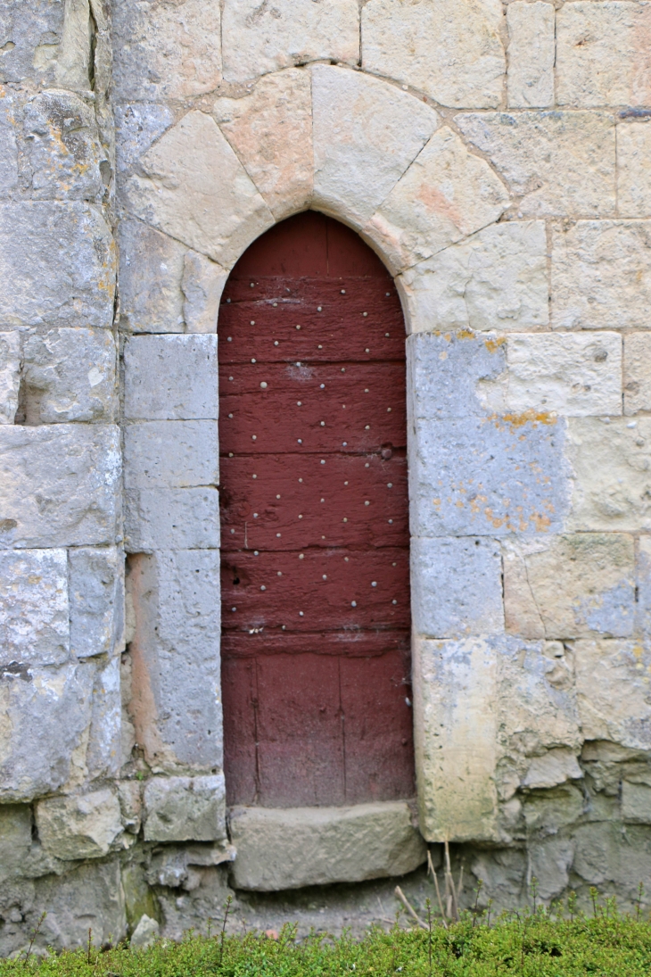 Petite porte de la façade nord de l'église fortifiée Saint Martial. - Saint-Martial-Viveyrol