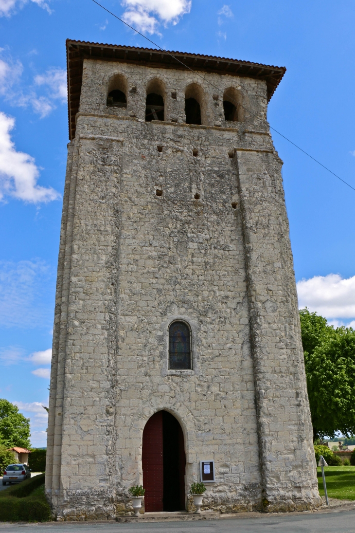 Façade occidentale de l'église fortifiée des XIIe et XIIIe siècles, avec des trous pour l'installation des hourds en bois. - Saint-Martial-Viveyrol