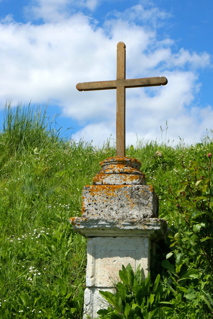 Croix de chemin. - Saint-Martial-Viveyrol