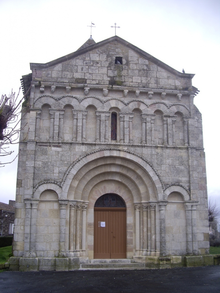 Façade 12ème de l'église de style saintongeais (MH). - Saint-Martin-de-Gurson