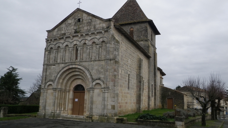Façade de l'église de style saintongeais XII ème. - Saint-Martin-de-Gurson