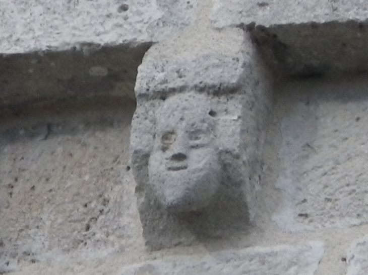 Modillon sculpté de l'église. - Saint-Martin-de-Gurson