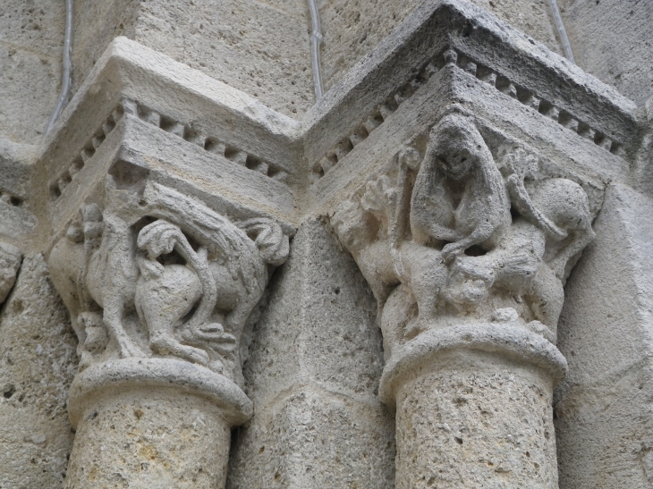 Chapiteaux sculptés du portail de l'église. - Saint-Martin-de-Gurson