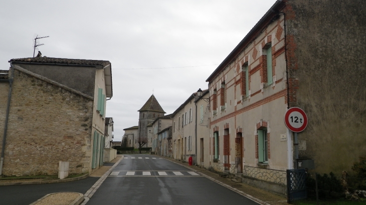 Une rue au centre du bourg. - Saint-Martin-de-Gurson