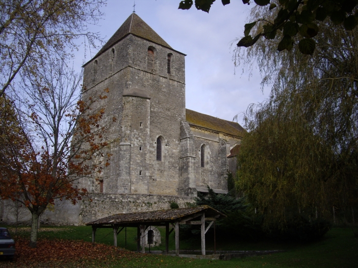 L'église et le lavoir. - Saint-Méard-de-Gurçon