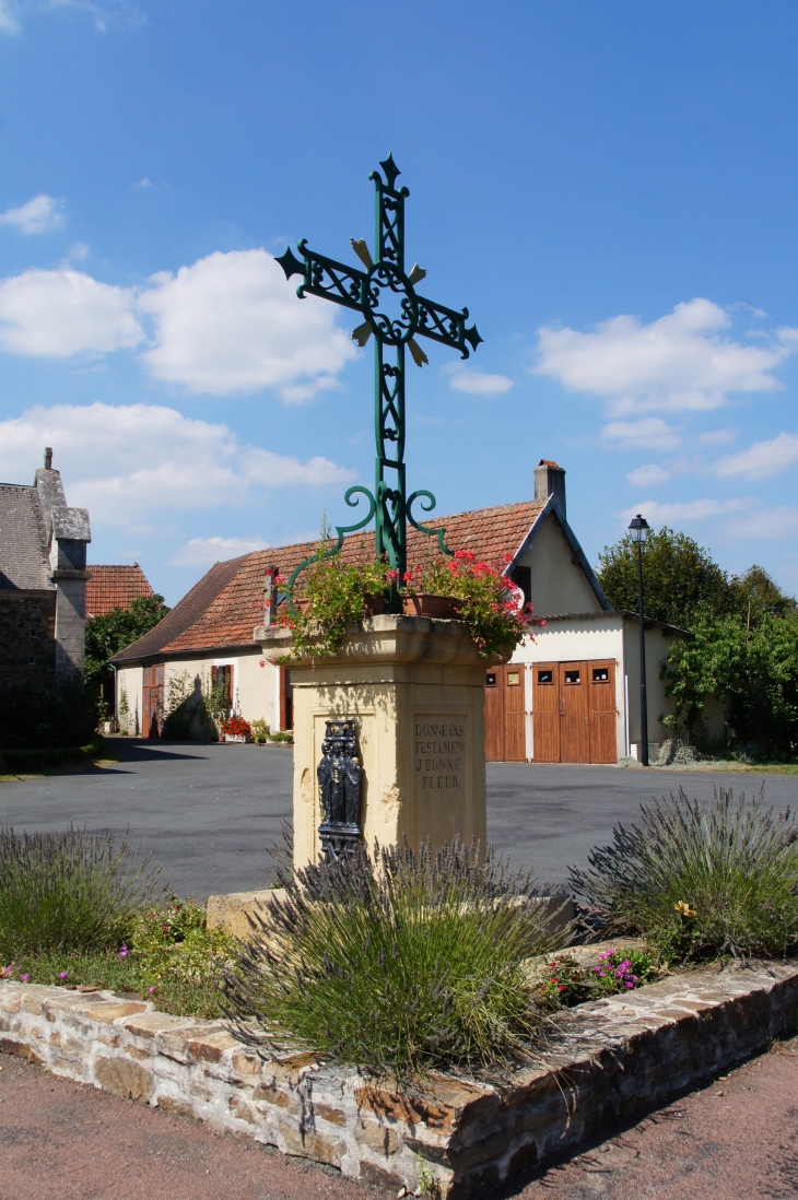 La croix près de l'église Saint Maximin. - Saint-Mesmin