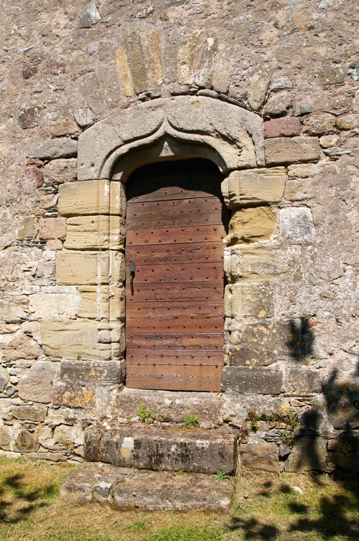 Petite porte de la façade latérale sud de l'église Saint-Maximin. - Saint-Mesmin