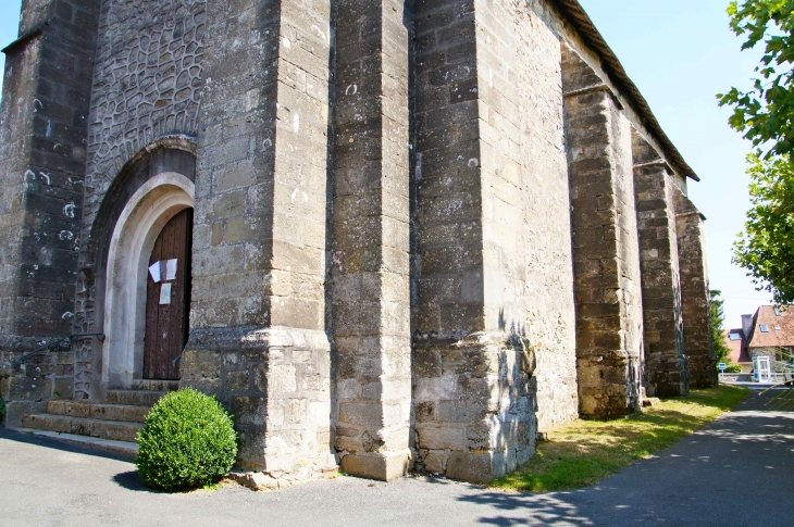 Façade latérale sud de l'église saint-Maximin. - Saint-Mesmin