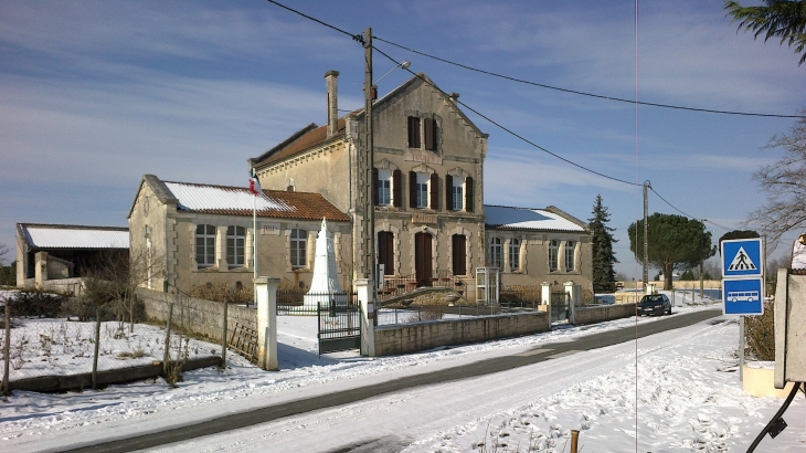 Photo à SaintMicheldeDouble (24400) La mairie de St Michel de