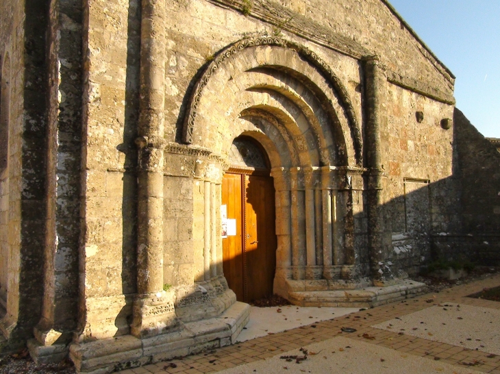 Portail de l'église Saint Michel - Saint-Michel-de-Montaigne