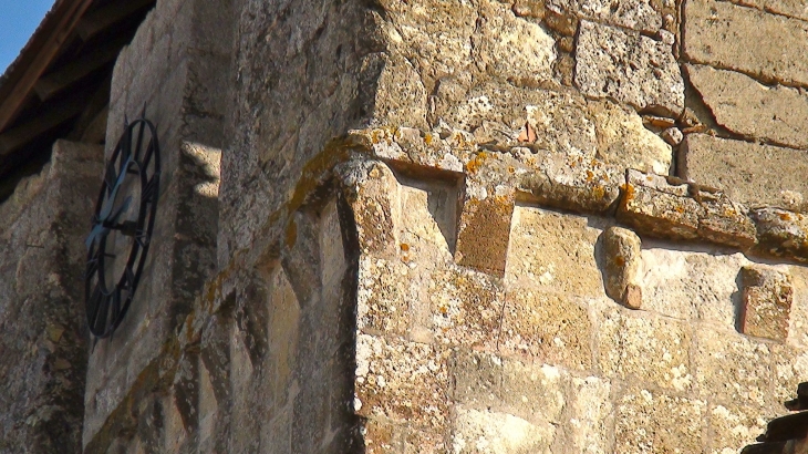 Modillons de l'église - Saint-Michel-de-Montaigne