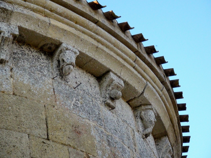 Modillons de l'église - Saint-Michel-de-Montaigne