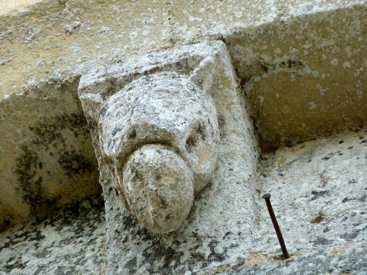 Modillon de l'église - Saint-Michel-de-Montaigne