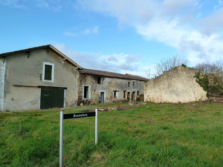 Ancienne ferme. - Saint-Michel-de-Montaigne