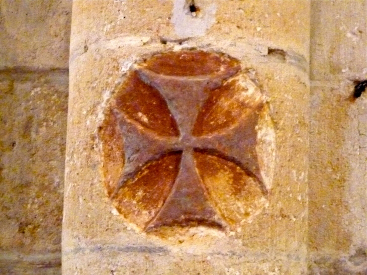 Croix Templière gravée sur les piliers intérieurs de l'église - Saint-Michel-de-Montaigne