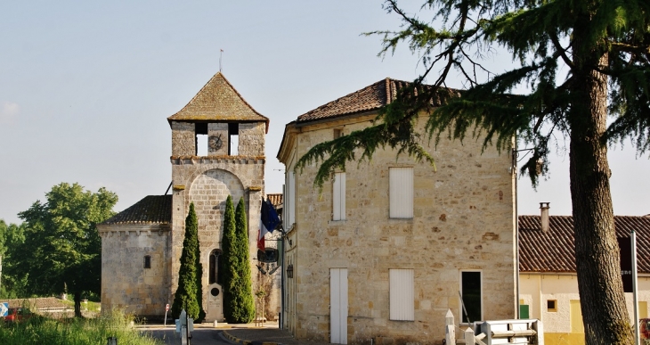 La Mairie et L'église St Michel - Saint-Michel-de-Montaigne
