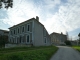 Photo suivante de Saint-Michel-de-Montaigne Bonnefare - maison-de-village-et-au-fond-la-chapelle-des-templiers