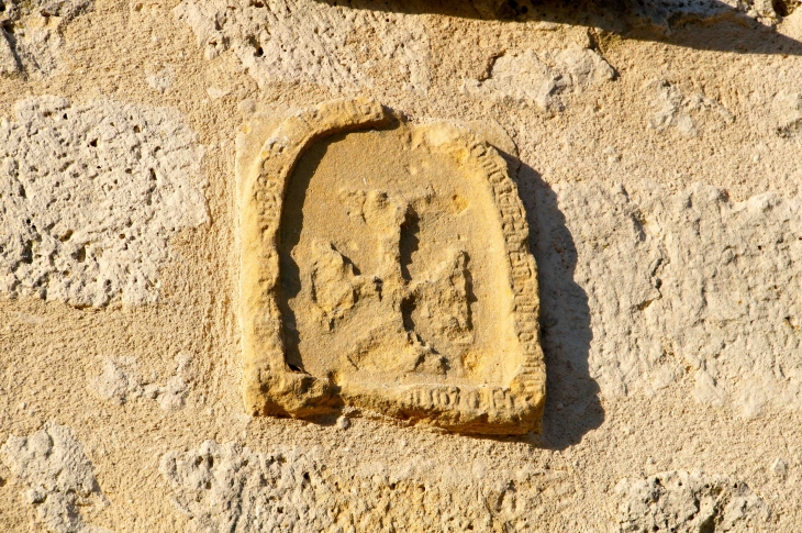 Croix-de-malte-entouree-d-une-inscription-indechiffree-date-xive-siecle. Façade Sud. - Saint-Nexans