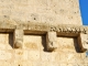 Photo précédente de Saint-Nexans Modillons au-dessus du portail.