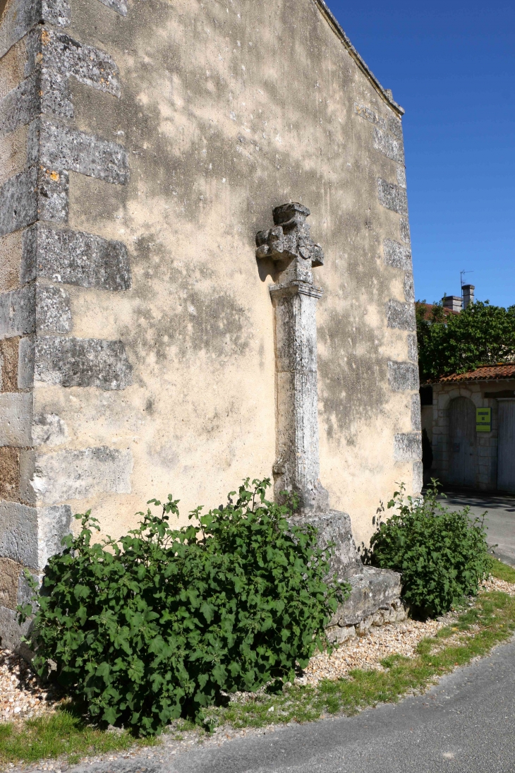Croix hosannière contre le porche de l'église Saint Pierre et Saint Paul. - Saint-Paul-Lizonne