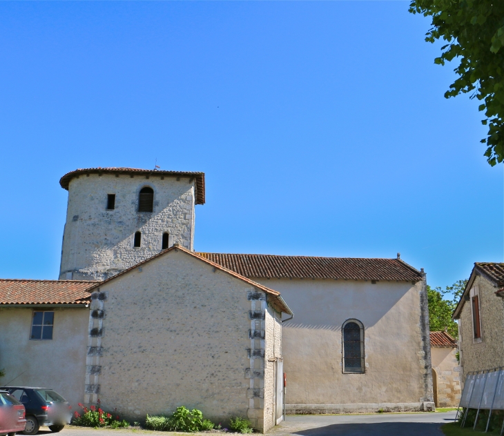 La-face-nord-de-l-eglise-saint-pierre-et-saint-paul. Eglise Romane du XIIe siècle. - Saint-Paul-Lizonne