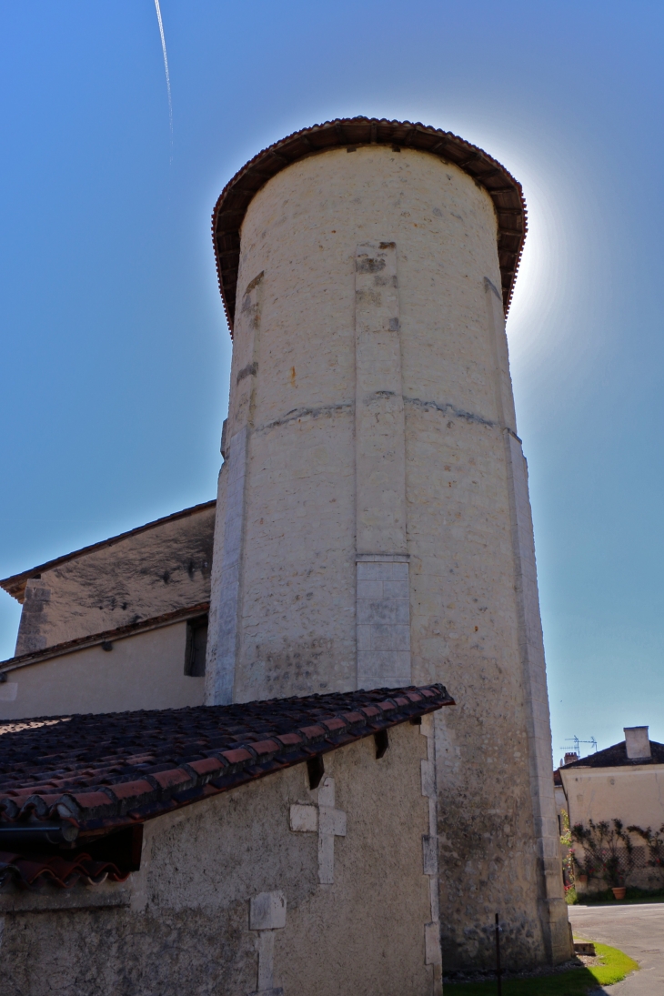 Cote-est-abside-et-clocher-de-l-eglise-saint-pierre-et-saint-paul. Abside fortifiée. - Saint-Paul-Lizonne