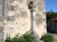 Photo suivante de Saint-Paul-Lizonne Croix hosannière contre le porche de l'église Saint Pierre et Saint Paul.