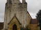 Le clocher-mur et le portail de l'église.
