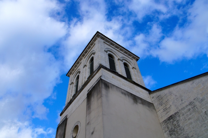 Le clocher de l'église Saint-Vincent. - Saint-Vincent-de-Connezac