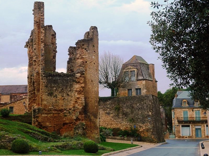 Les ruines du château - Sainte-Alvère