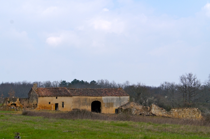 Ruines d'une ancienne ferme. - Sainte-Croix