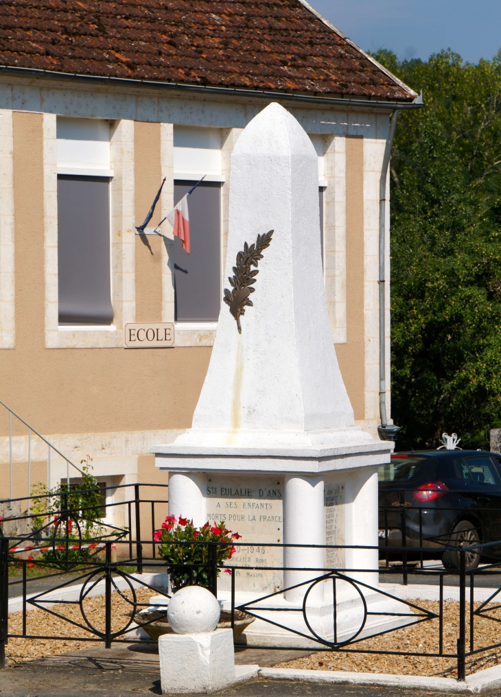 Le Monument aux Morts - Sainte-Eulalie-d'Ans