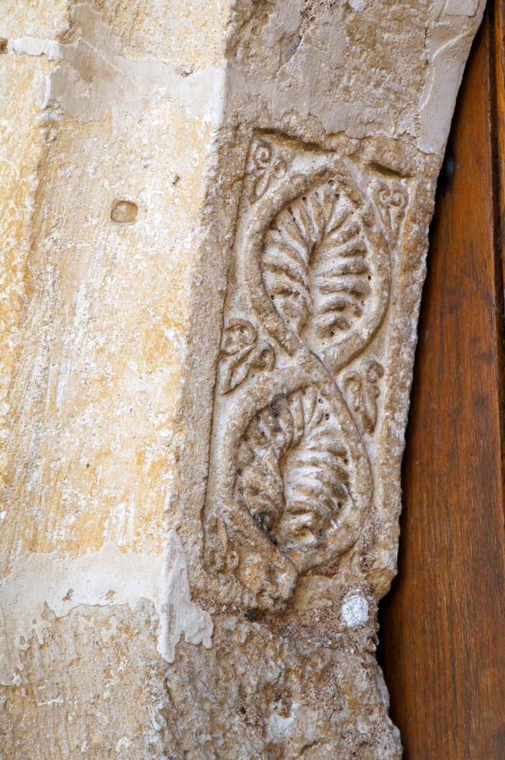 Détail : sculpture du portail roman de l'église. - Sainte-Eulalie-d'Ans