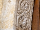 Détail : sculpture du portail roman de l'église.