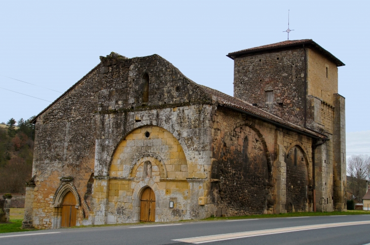Façade de l'église coté RN 89. - Sainte-Marie-de-Chignac