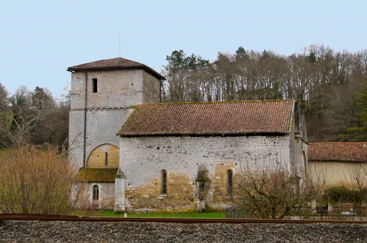 Façade latérale de l'église Notre-Dame de l'Assomption, romane du XIIe siècle. - Sainte-Marie-de-Chignac