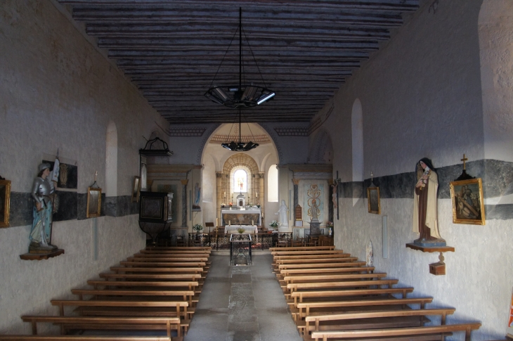 La nef de 30m de long, vers le choeur. Eglise Saint ours. - Sainte-Orse