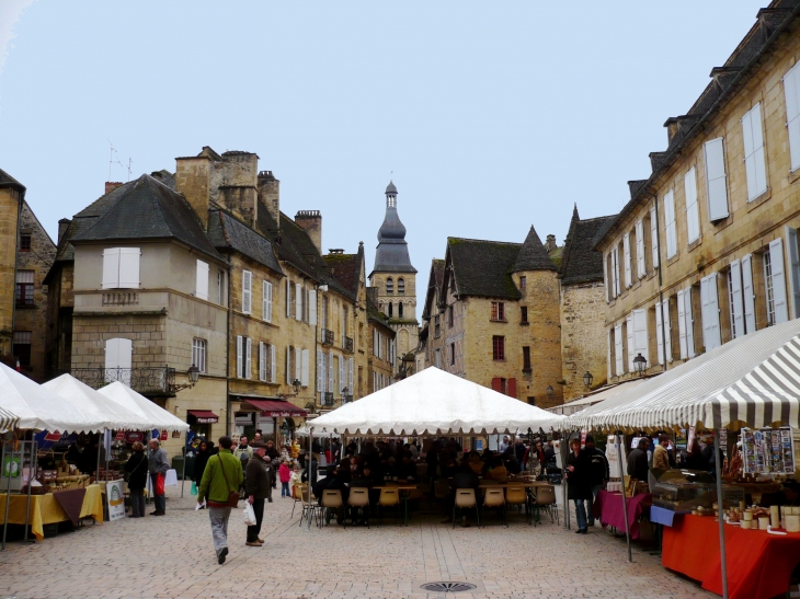 La Place jour de Foire. - Sarlat-la-Canéda