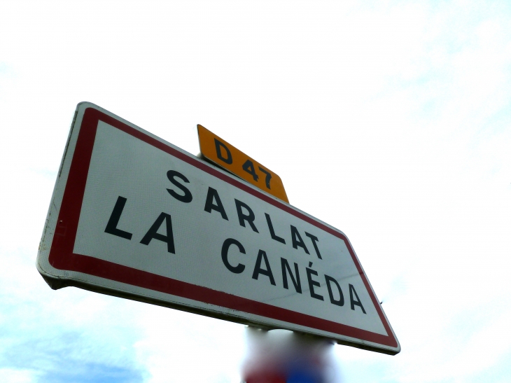 Autrefois : s'appelle Sarlat-la-Canéda depuis sa fusion avec la commune de la Canéda.