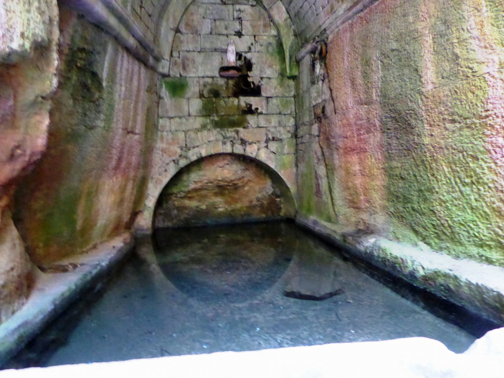 Rue des Consuls : la fontaine Sainte Marie dans la grotte - Sarlat-la-Canéda