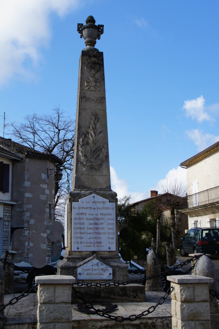 Le Monument aux Morts. - Saussignac