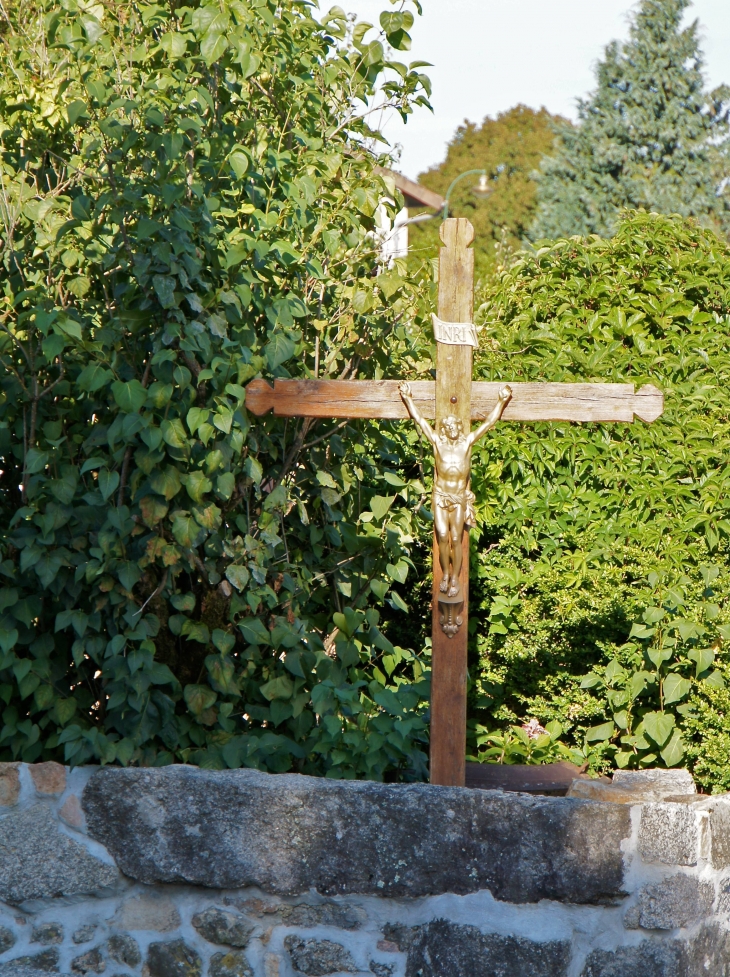 La croix du village. - Savignac-de-Nontron