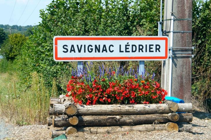 Autrefois : s'est aussi appelé Savignac-les-Drier. Ancien repaire noble. L'activité des forges était importante dès le XVe siècle. - Savignac-Lédrier